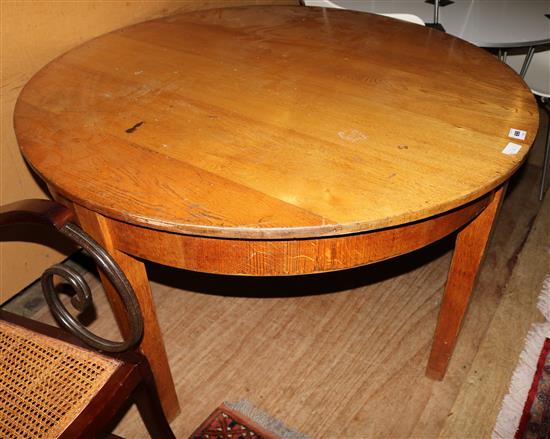 Light oak circular table(-)